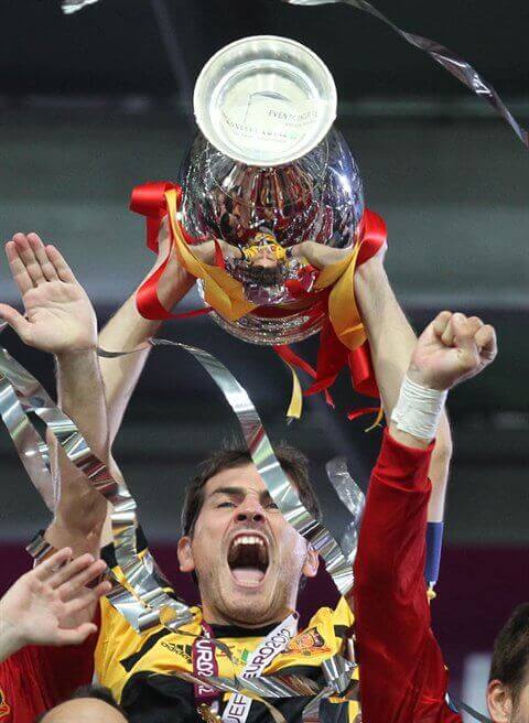 Iker Casillas med EM-trofæet Iker Casillas